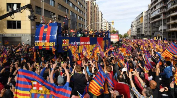 Стотици хиляди споделиха радостта на Барселона на зрелищен парад (ВИДЕО)
