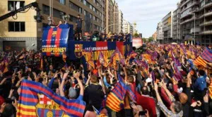 Йери Мина едва не падна от шампионския автобус (ВИДЕО)