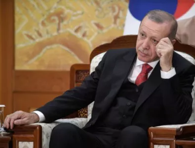 Ердоган се моли: Не сменяйте лирата за долари, бъдете патриоти