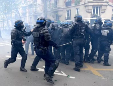 Водни оръжия и сълзотворен газ разпръснаха хиляди протестиращи членове на френските синдикати