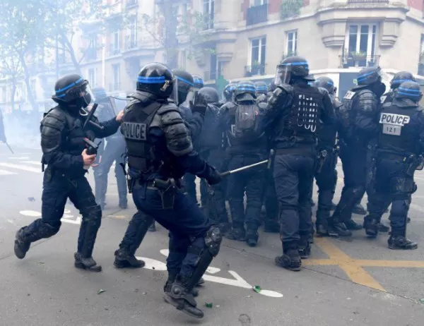 Водни оръжия и сълзотворен газ разпръснаха хиляди протестиращи членове на френските синдикати