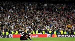 СНИМКИ: Грешникът Улрайх остана на тревата сам дълго след края на мача