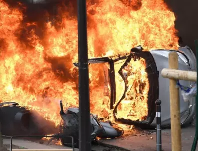 Протести и безредици в Кардиф след смъртта на двама младежи в катастрофа (ВИДЕО)