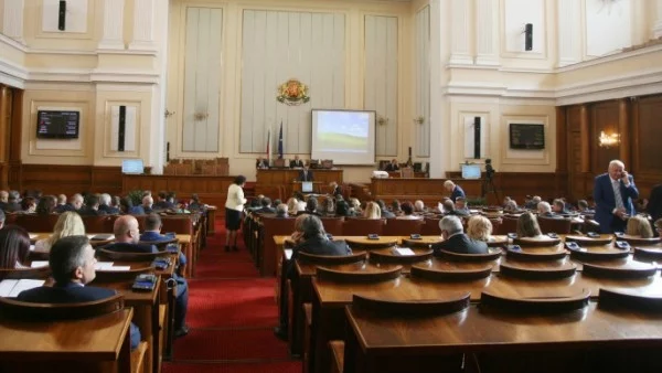 Парламентът заседава извънредно по вота на недоверие