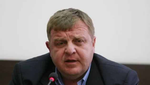 Каракачанов: Няма придвижване на мигранти към българската граница