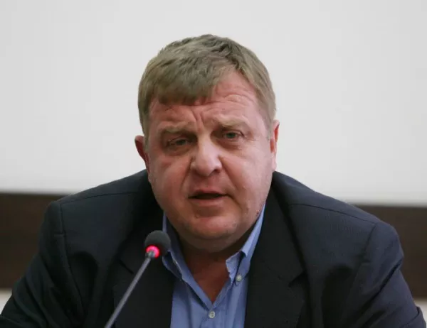 Каракачанов заплаши, че напуска кабинета, ако ГЕРБ подкрепи ДПС за ромите