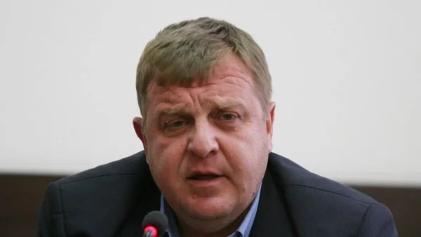 Каракачанов заплаши, че напуска кабинета, ако ГЕРБ подкрепи ДПС за ромите