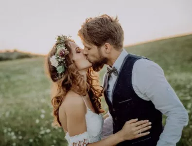Младоженец наби булката си по време на сватба (ВИДЕО)