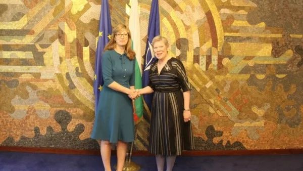Подкрепата на България за НАТО твърдо не се променя, заяви Захариева