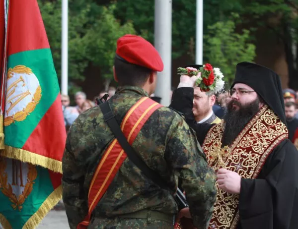 Тържествено бяха осветени бойните знамена на Българската армия (СНИМКИ)