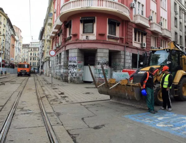Нов скандал с ремонта на "Графа": Застрашават ли неподходящи материали старите сгради в центъра на София?