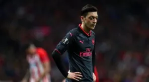 Йозил не е болен, скандал разтресе Арсенал