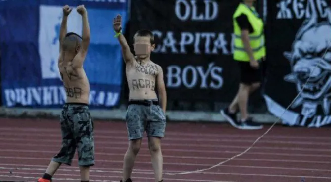 Малкият "син" фен изрисуван пред стадиона, бащата "не видял" надписите