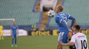 Обертан иска по-висока заплата с новия си договор