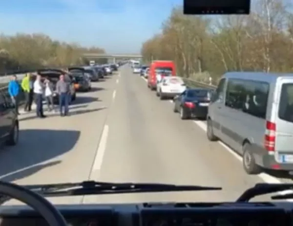 Вижте какво правят шофьорите в Германия при катастрофа на магистрала (ВИДЕО)