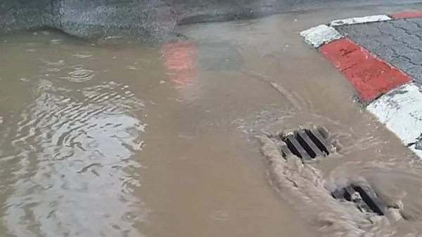 В наводнено във Варна училище - децата си мокрят краката, защото са деца (ВИДЕО)