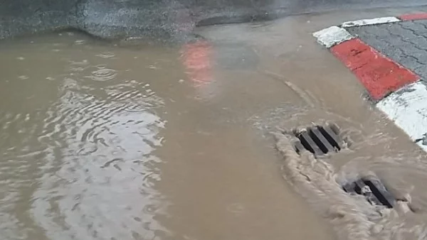 "Софийска вода" увери, че поддържа шахтите, но на места канализацията била от 19 век