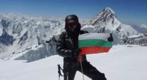 Излагат знамето на Боян Петров в музей в Китай