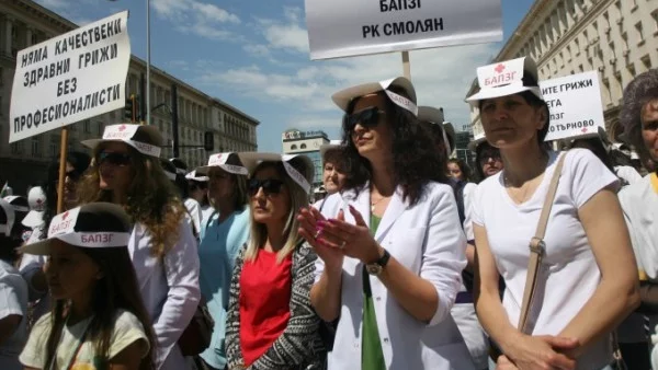 Медицински сестри и таксиметрови шофьори излизат на протести