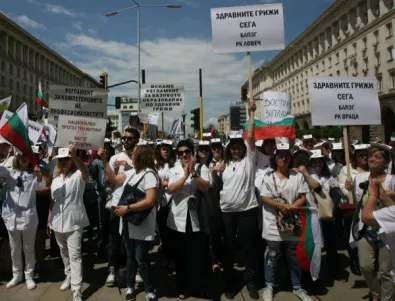 Медицински сестри в Пловдив на протест с искане за по-високи заплати