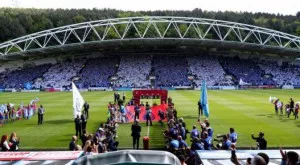 Фенове и играчи на Хъдърсфийлд подготвиха незабравимо изпращане на Арсен Венгер (ВИДЕО)