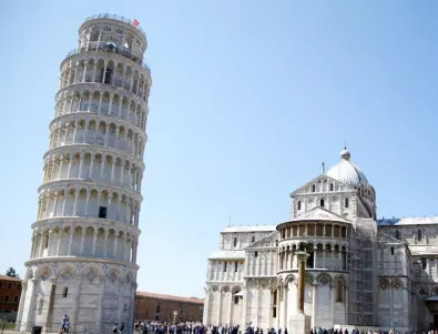 Арестуваха френска туристка, надраскала инициалите си върху кулата в Пиза
