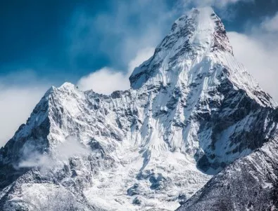 Осем алпинисти са в неизвестност някъде из Хималаите