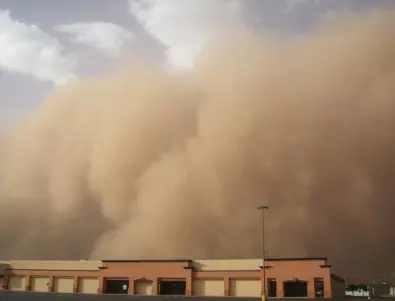 Гигантска пясъчна буря погълна град в Аржентина (ВИДЕО)