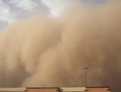 Евакуират над 40 души в Казахстан заради пясъчна буря 
