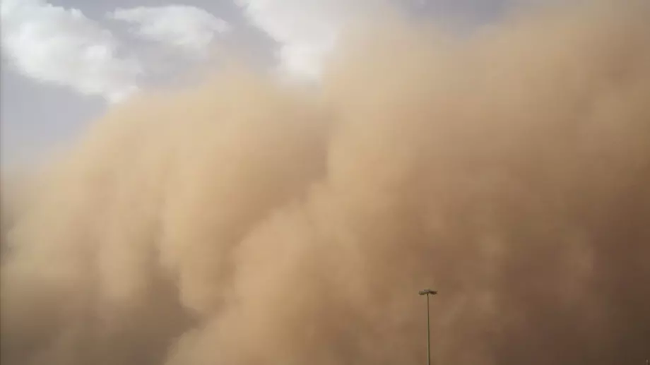 Евакуират над 40 души в Казахстан заради пясъчна буря 