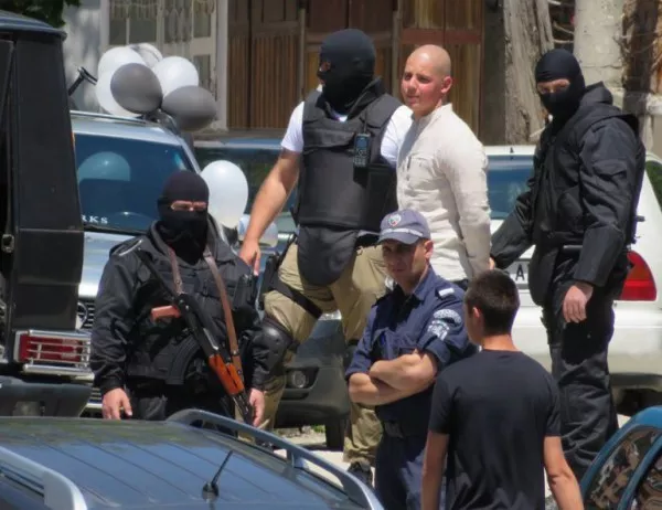 За часове освободиха младежа, арестуван заради автомат АК-47 пред гимназия в Смолян