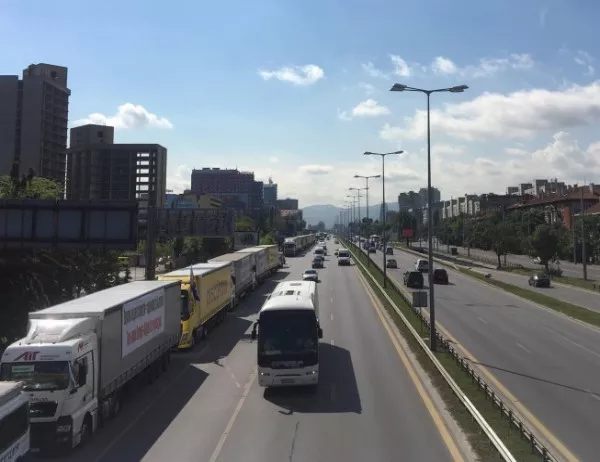 "Макрон, не убивай транспорта в България", призовават превозвачи от цялата страна