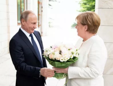 Путин и Меркел си стиснаха ръцете в защита на 