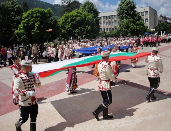 Гвардейците на президента връчиха знаме на ученически отряд в Смолян