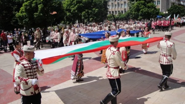 Гвардейците на президента връчиха знаме на ученически отряд в Смолян