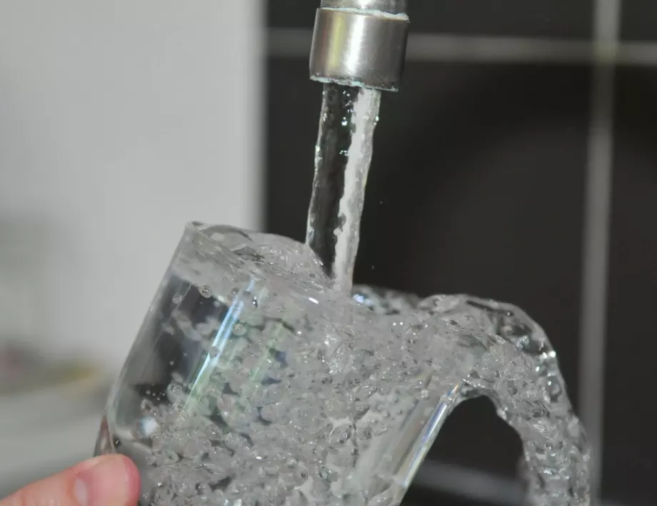 Учени: Не гответе с вода от чешмата преди да направите това с нея