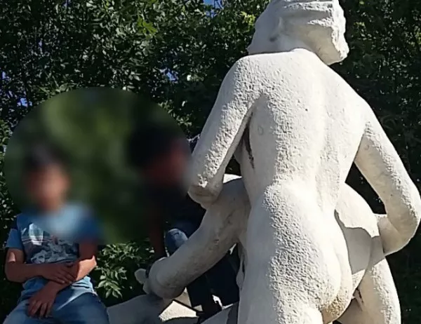 Деца оскверниха скулптура от наследството на Асеновград (СНИМКИ)
