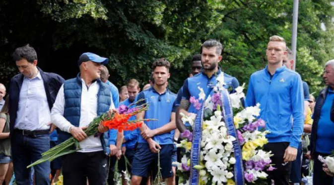 Шефове, футболисти и фенове поднесоха цветя за годишнината на Левски