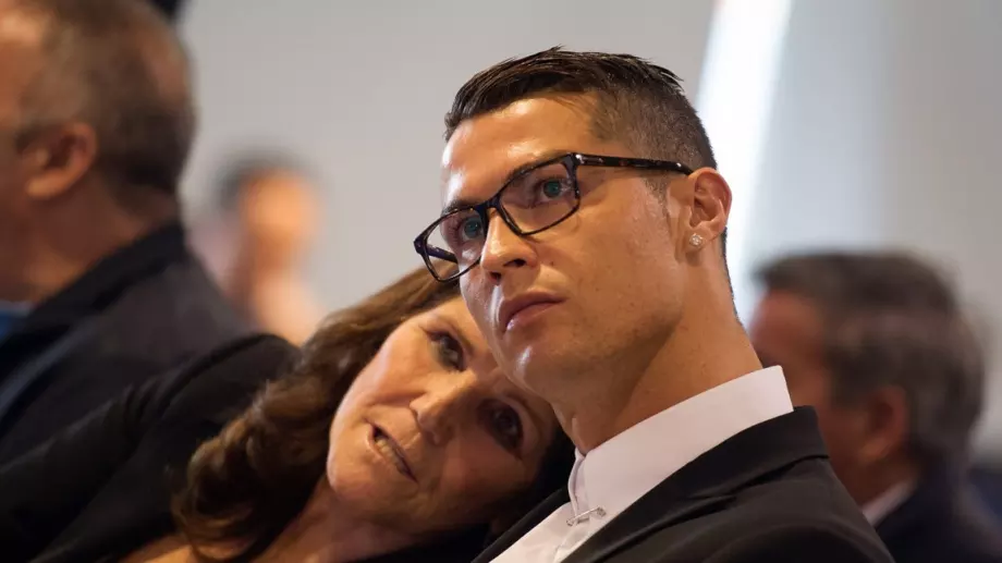 Майката на Кристиано Роналдо бе приета по спешност в болница