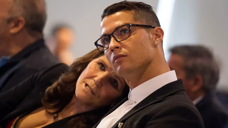 ВИДЕО: Роналдо зарадва майка си за ЧРД с луксозен джип