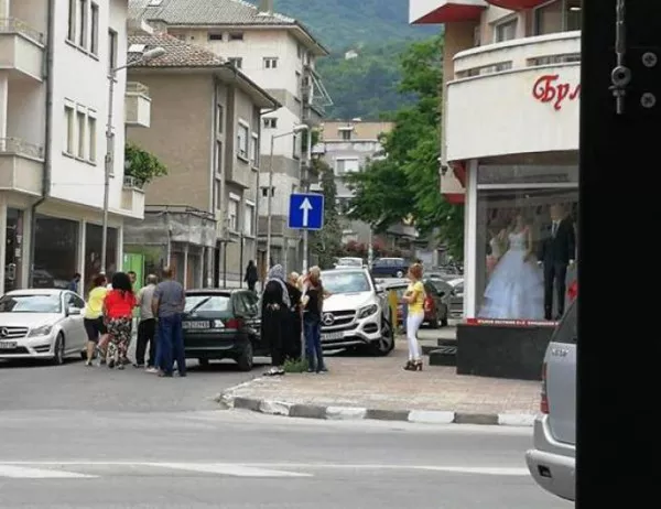 25-годишна с "Опел" се заби в неправилно паркиран "Мерцедес" в Асеновград