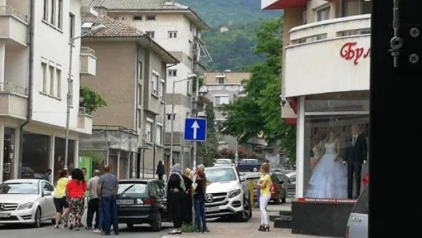 25-годишна с "Опел" се заби в неправилно паркиран "Мерцедес" в Асеновград