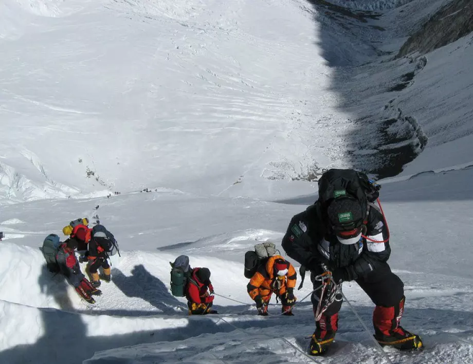 За първи път Еверест е изкачен без кислороден апарат 