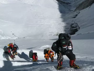 Издирват трима непалски алпинисти изчезнали на Еверест 