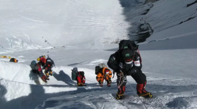Снежна буря погуби 8 алпинисти в Непал