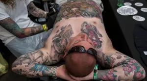 Фен втрещи света, след като перманентно се "абонира" за клуба си (ВИДЕО)