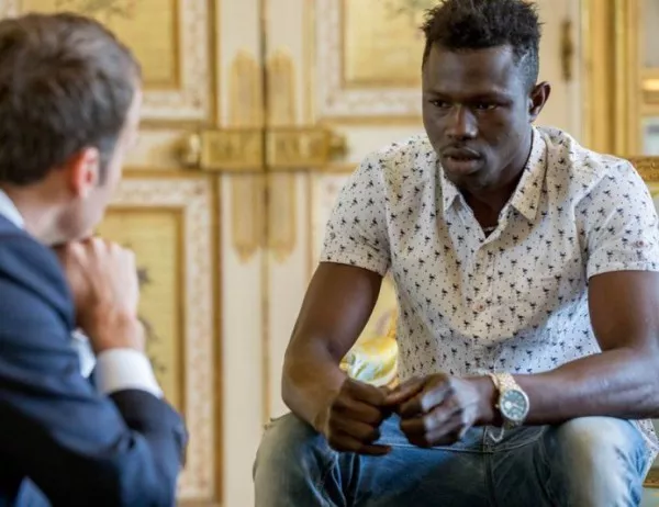 Макрон награди с френско гражданство мигрант, спасил дете (ВИДЕО)