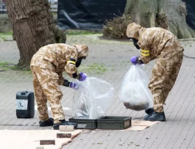 Британската полиция е открила малка бутилка с 