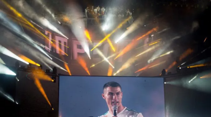 ВИДЕО: Роналдо запя странна песен по време на празненствата в Мадрид