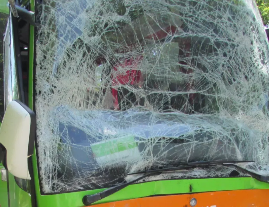 Десетки ранени украинци след автобусна катастрофа в Румъния (ВИДЕО)